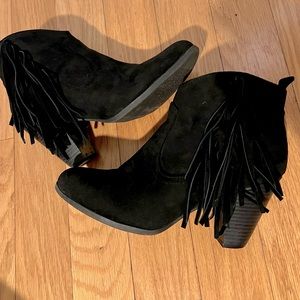 Black bongo booties with tassels, sz 9